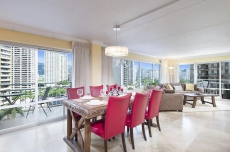 Beautifully Remodeled 2 Bedroom Waikiki Condo - Sleeps 6!