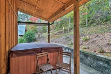'Chantarelle' Cabin w/ Hot Tub - Near Asheville!