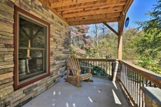 Elk Path Cabin w/Hot Tub & Deck-15 Mi to Asheville