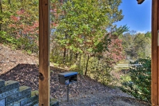 Elk Path Cabin w/Hot Tub & Deck-15 Mi to Asheville