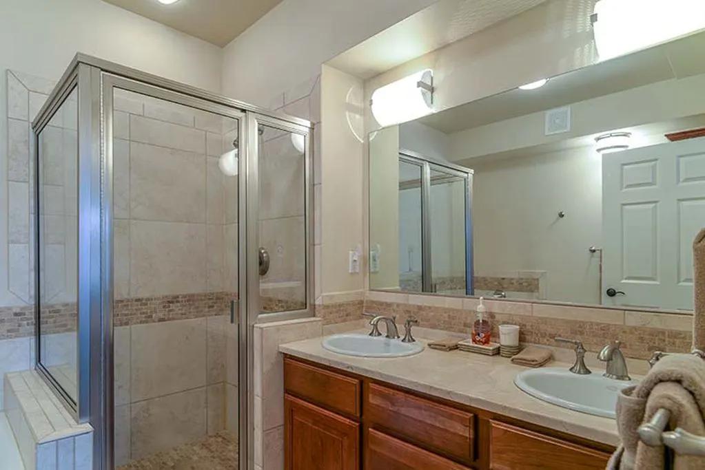 3 Bedrooms Waterfront Condo rental in Post Falls, Idaho. Riverside