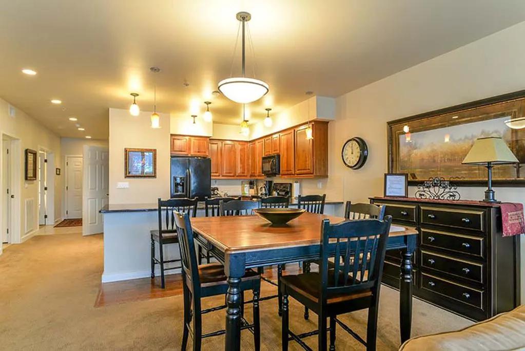 3 Bedrooms Waterfront Condo rental in Post Falls, Idaho. Riverside