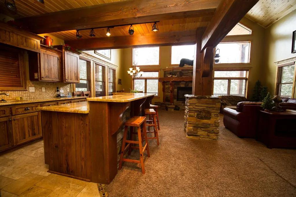 6 Bedrooms Lodge rental with Hot Tub in Island Park, Idaho. FREE TRASH REMOVAL