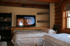 Cabin overlooks Moab and appeals to folks wanting to experience peace & quiet.