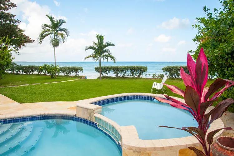 7 Bedrooms Beachfront Villa Rental in Runaway Bay, Jamaica