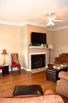 Newly-Remodeled Townhouse Within View Of The Square, 4BR/3BA and Private Parking