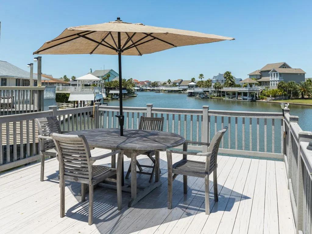 4 Bedrooms Lakefront House Rental in Galveston, Texas