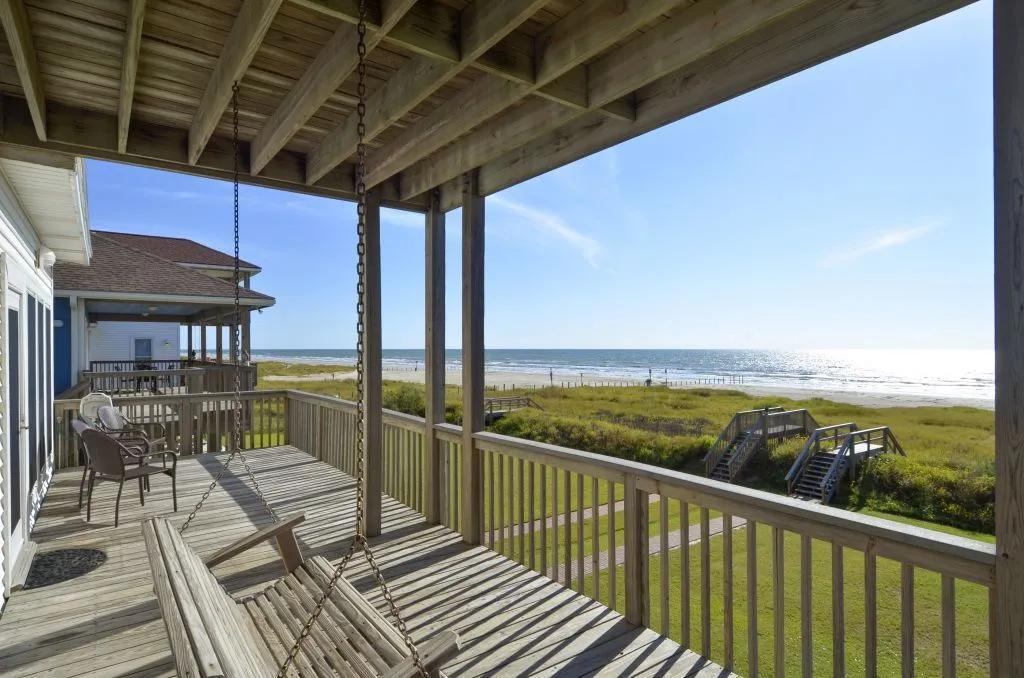 4 Bedrooms Lakefront House Rental in Galveston, Texas