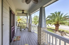 The C-Horse' Home w/Deck 5 Min to Pleasure Pier!