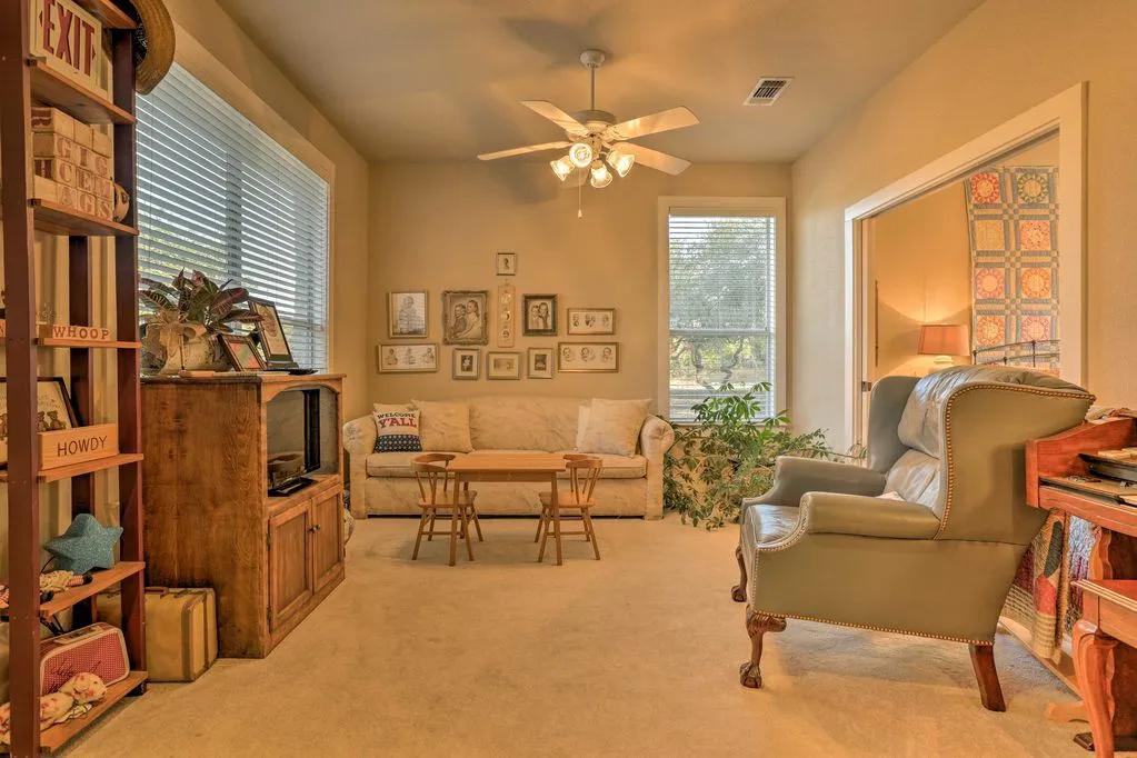 2 Bedrooms Cottage Rental in Texas, Texas