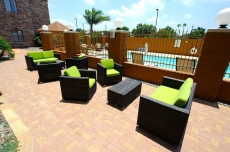 Free Breakfast Buffet. Pool Access. Close to Great Beaches!