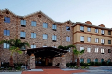 Free Breakfast Buffet. Pool Access. Close to Great Beaches!