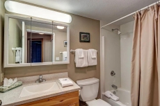 Hike in-out! Quick walk to Main St, Well stocked kitchen, Outdoor hot tubs!