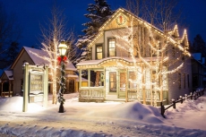 Hike in-out! Quick walk to Main St, Well stocked kitchen, Outdoor hot tubs!