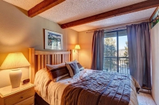 Hike in-out! Quick walk to Main St, Well stocked kitchen, Outdoor hot tubs!