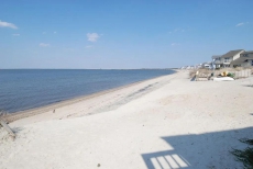 LINENS & DAILY ACTIVITIES INCLUDED*! MINI-WEEKS OFF SEASON! Relax in this quiet cozy 3 Bedroom, 2.5 bath townhouse,located in popular Port Lewes with a community pool and tennis courts.