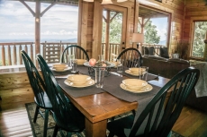 Kiss The Clouds 1 bedroom, 2 bath, a loft with king bed, stunning mountain views