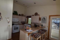 Nice quiet condo near Super Bee Lift with laundry on site