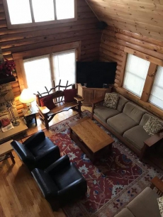 Large Log Home on 3 wooded acres Close to Slopes Seven Springs/HiddenValley