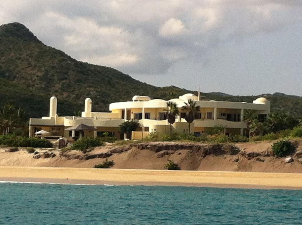6 Bedrooms Beachfront House Rental in Los Cabos, Baja California Sur