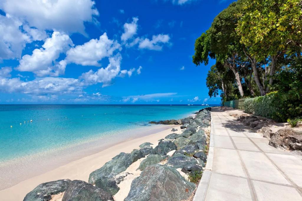 3 Bedrooms Beachfront Villa Rental in Saint James, Barbados