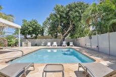 Edens Reef- 5BR/5.5 bath home with pool, tiki huts close to BEACH