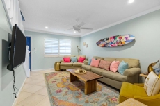 Marina Beach Cottage, Walk To Beach & Downtown with Heated Pool