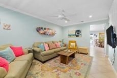 Marina Beach Cottage, Walk To Beach & Downtown with Heated Pool