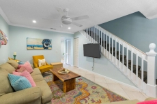 Marina Beach Cottage, Walk To Beach & Downtown with Heated Pool