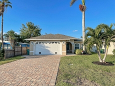  Pristine home with  heated pool in the privacy of North Naples!