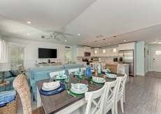 Turtle' s Bay. 3 King bedroom and Bunk room for 4 private pool, bikes &