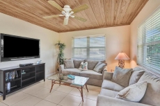 STEPS TO OCEAN SUMMER GET AWAY DELRAY BCH 1/1 FREE WiFi,POOL,PARKING STAYCATION