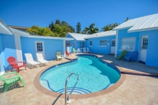 POOL Walk to Beach 1 king bed Villa SPECIALS V4