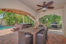 Angel Sea. Great Summer Dated are still open, block to the beach, bikes