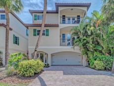 Angel Sea. Great Summer Dated are still open, block to the beach, bikes