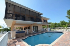 The Perfect Getaway with Heated Swimming Pool, Jacuzzi and Boat Slip