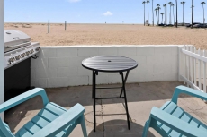 1007 E Balboa 4 · Right on the Sand, Volleyball, boogie board 4 *