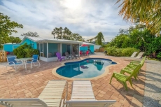 3 Bed 2 bath POOL Walk to Beach STARFISH