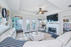 Beautifully Remodeled - Short Walk to Beach!