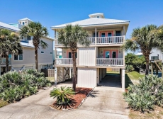 Beautifully Remodeled - Short Walk to Beach!