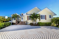 Starfish Isle. 4 bed 3 bath Heated pool & spa SONOS Sound System Close to