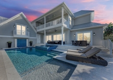 Just Beachy. Brand New Luxe 4 Bedroom plus Nanny suite, Heated pool, spa, bikes
