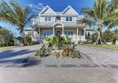Just Beachy. Brand New Luxe 4 Bedroom plus Nanny suite, Heated pool, spa, bikes