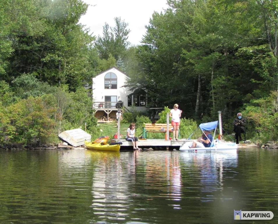 3 Bedrooms Lakefront Chalet Rental in Tobyhanna, Pennsylvania