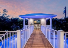 Slice of Paradise. Steps to beach STUNNING Custom Home Outdoor Bar Heated
