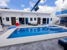 Heated Pool, Jacuzzi, Foam Machine for Parties, Firepit and Artificial Beach!