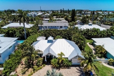  Conch Out Beach House. 4 bed 3 bath bungalow / ranch style heated pool spa