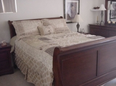 Sleigh bed, no snow in Hemet- Slider to the rear yard & pool or use the kitchen